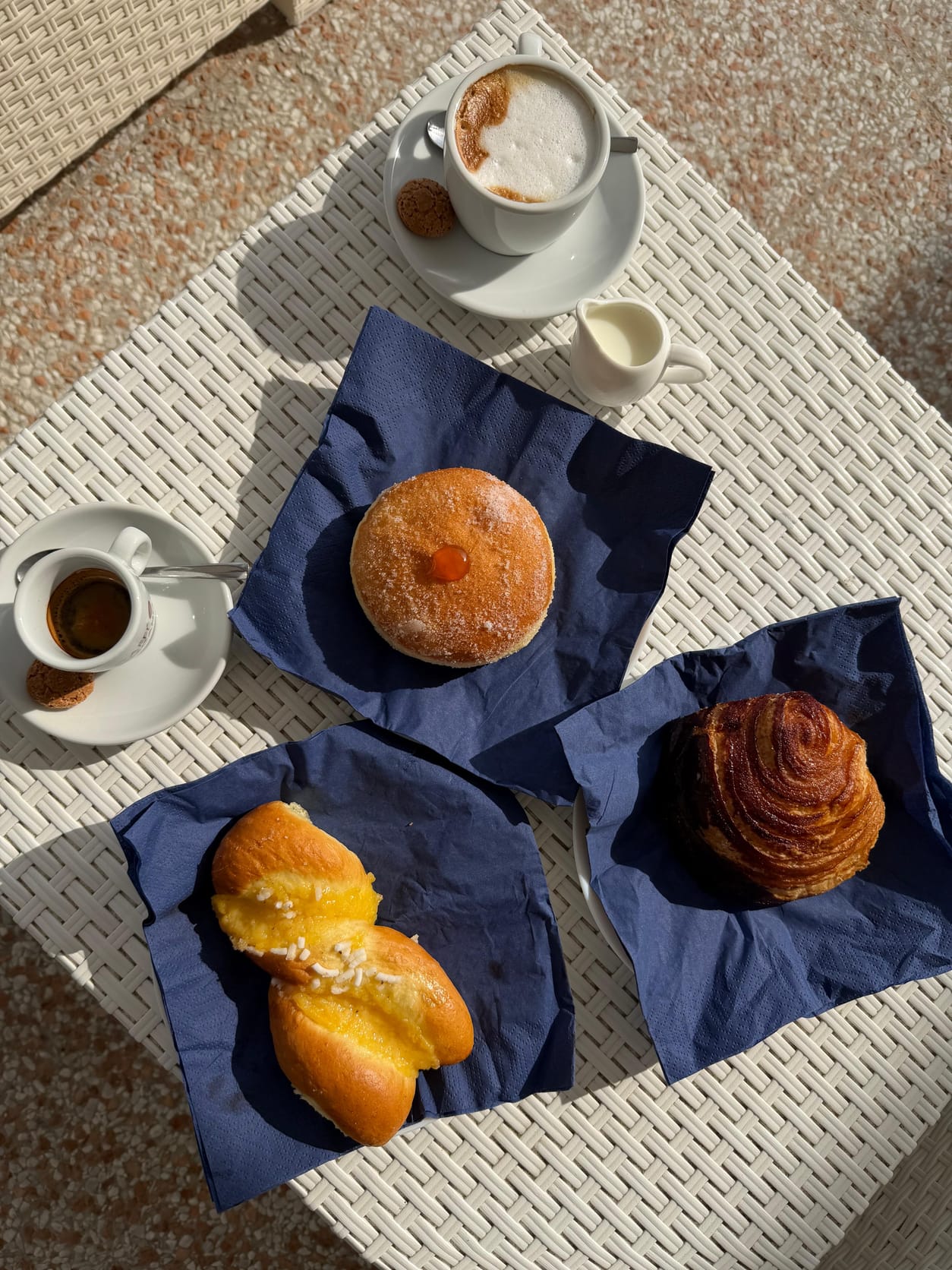 Colazione napoletana con caffè e sfogliatella