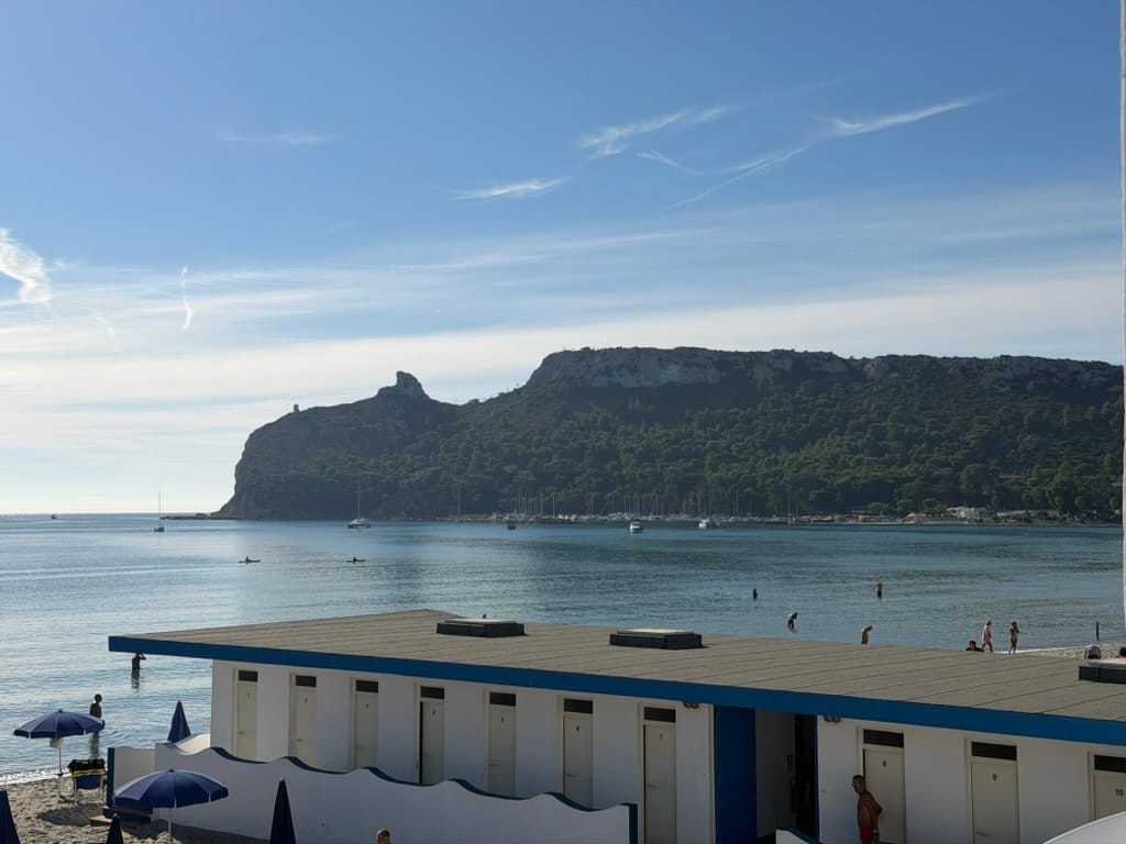 Il golfo del Poetto con la Sella del Diavolo e le cabine sulla spiaggia
