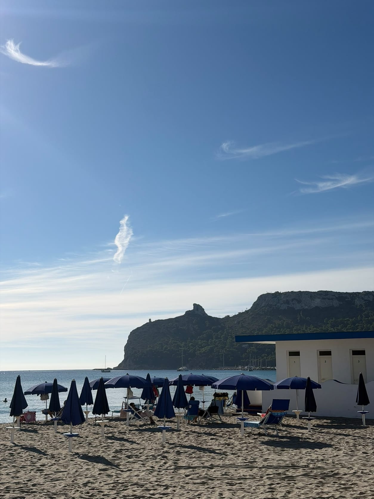 Spiaggia con ombrelloni e Sella del Diavolo